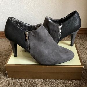 Silver/Gray heel